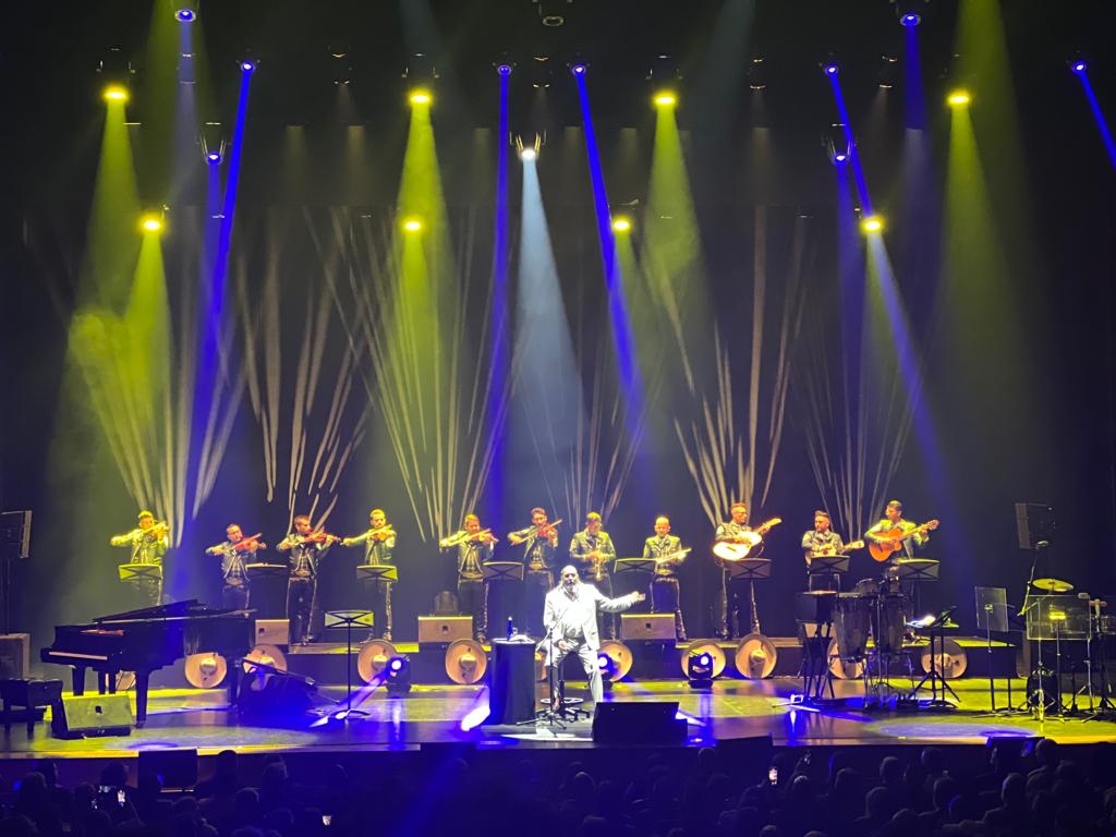 Ballet folclórico y mariachi en escenario