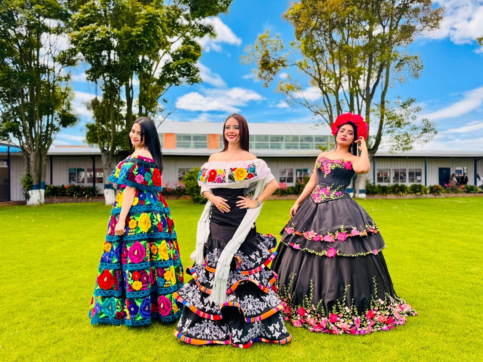 Sami, Nata La Voz y Lucerito en traje de gala mexicano