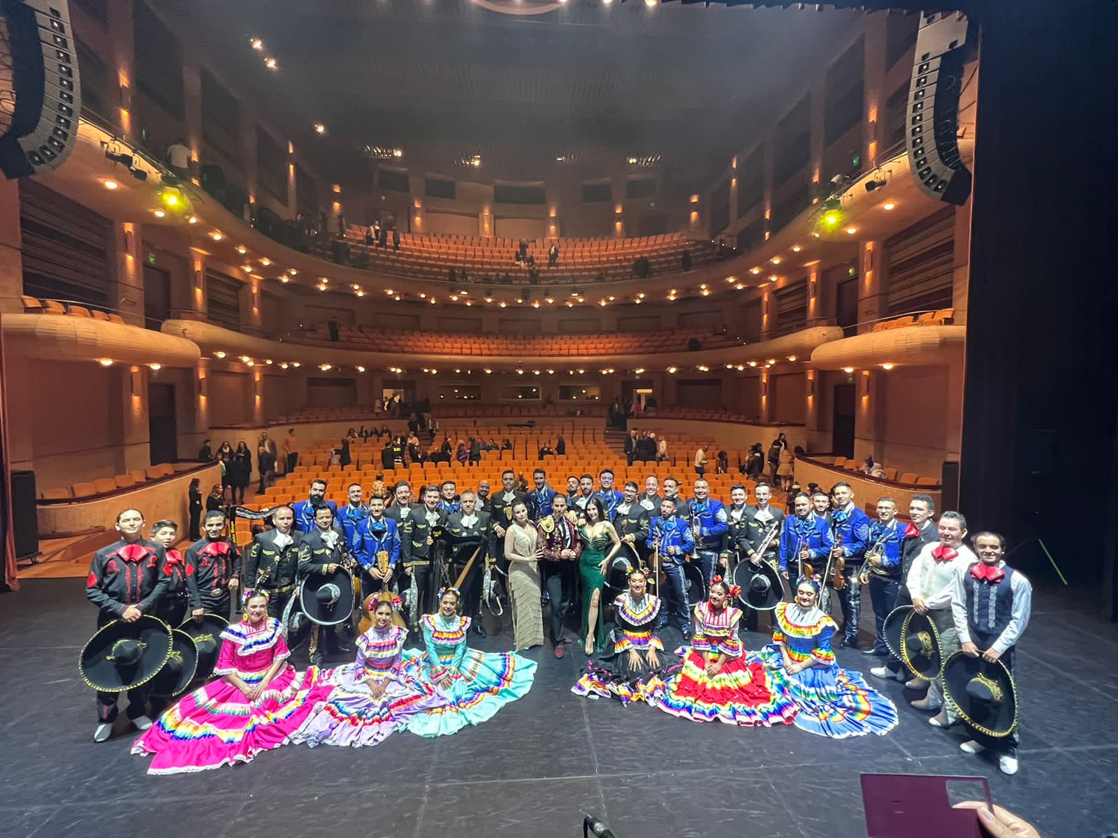 Mariachi Colombia Nueva Era · ensamble completo en escaleras
