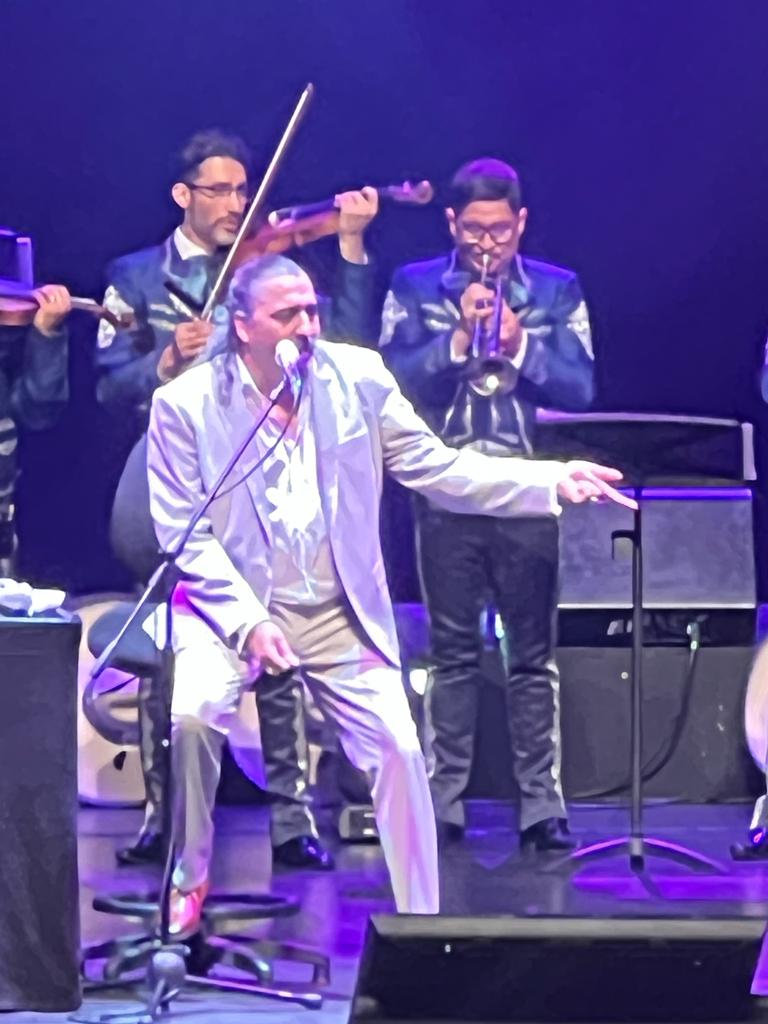Mariachi en pasillo del Teatro Mayor