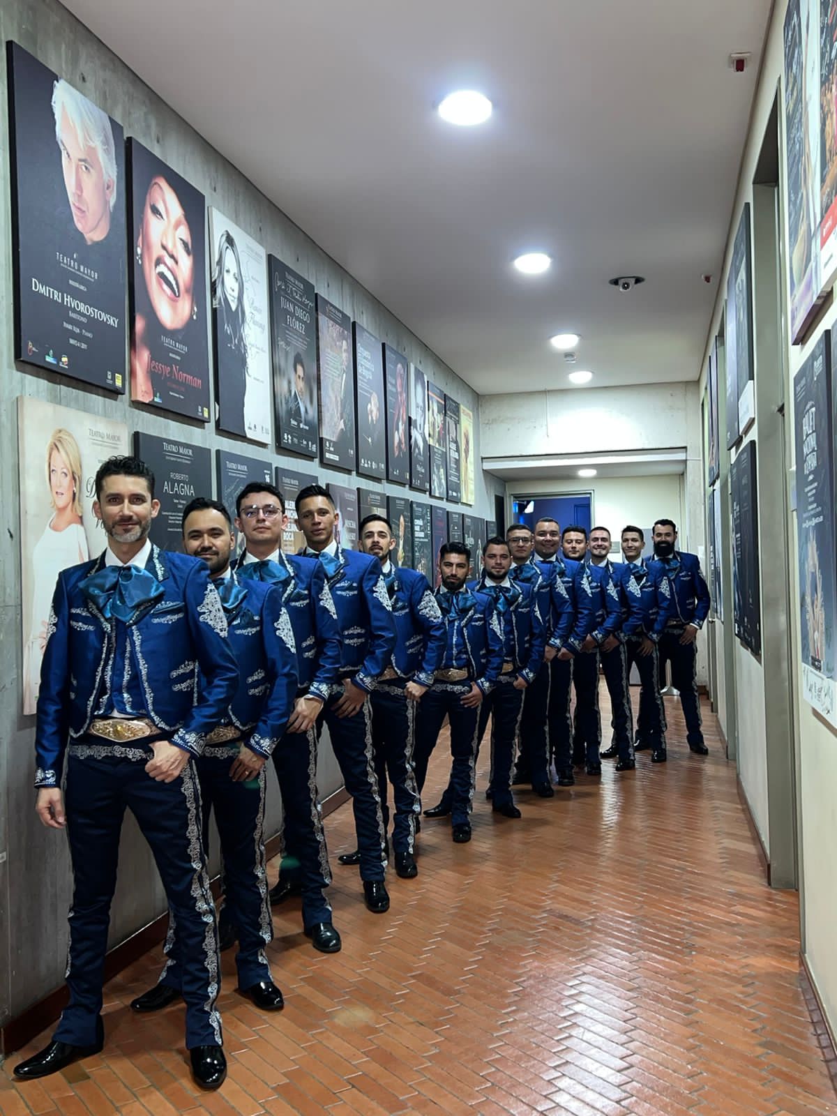 Concierto en teatro con ballet folclórico